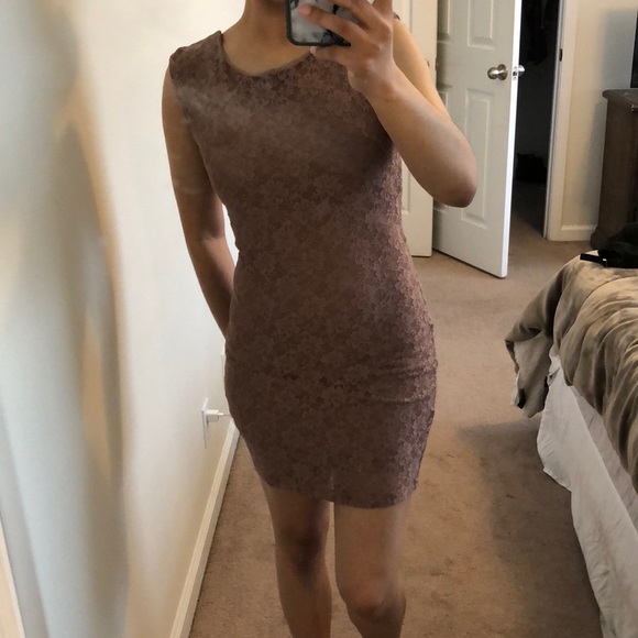 Forever 21 Dresses & Skirts - Beige lace body con dress with a scoop back !